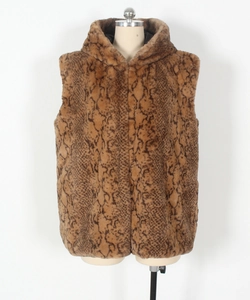 Gros plan détaillé montrant la texture de la fausse fourrure et l'imprimé python du gilet