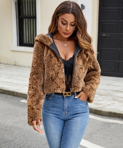 Détail de la veste à capuche en fausse fourrure léopard montrant la texture et le zip