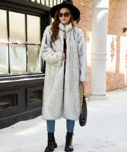 Vue complète d'un long manteau en fausse fourrure grise avec col montant pour femme
