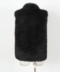 Vue arrière du gilet en fausse fourrure noire montrant la texture pelucheuse et brillante