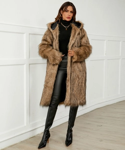 Détail d'un manteau en fausse fourrure marron avec capuche et doublure intérieure noire