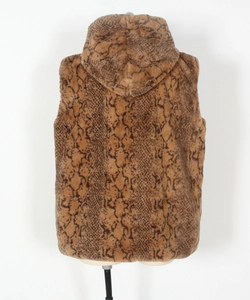 Vue arrière d'un gilet à capuche en fausse fourrure avec imprimé serpent marron et peluche