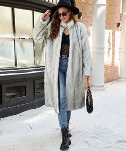 Détail de la texture d'un long manteau en fausse fourrure de renard pour femme