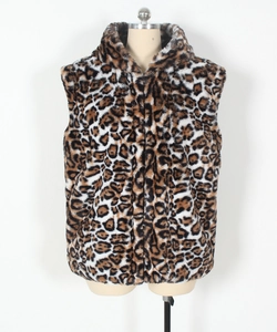 Detailed view of leopard print faux fur vest featuring a thick stand-up collar and plush texture
