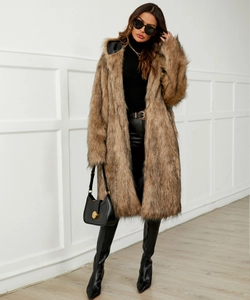 Détail de ce manteau de luxe en fausse fourrure de renard marron avec capuche et texture douce