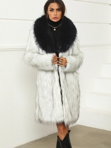 Manteau long en fausse fourrure blanche pour femme avec un col noir contrasté élégant