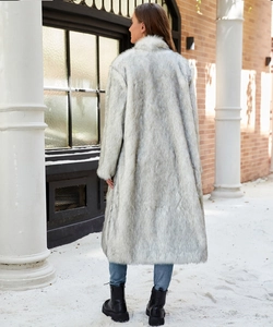 Vue arrière d'un manteau long en fausse fourrure grise avec col montant et coupe élégante