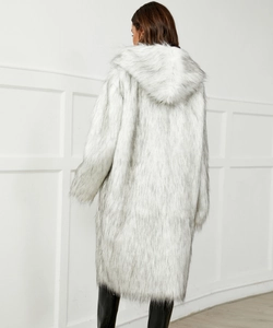 Vue arrière d'un long manteau en fausse fourrure à capuche en gris et blanc pour femmes