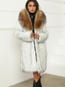 Long manteau élégant en fausse fourrure pour femme gris blanc avec un col en fourrure marron