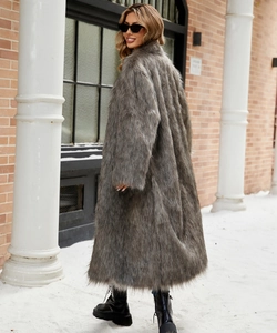 Vue arrière d'un long manteau gris en fausse fourrure de renard pour femme avec col