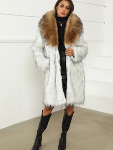 Manteau long en fausse fourrure blanche avec col à revers marron et texture douce