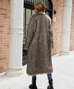 Vue arrière d'un manteau long en fausse fourrure gris-brun montrant coupe et longueur
