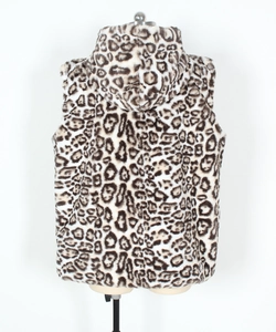 Vue arrière du gilet à capuche en fausse fourrure léopard montrant sa texture douce