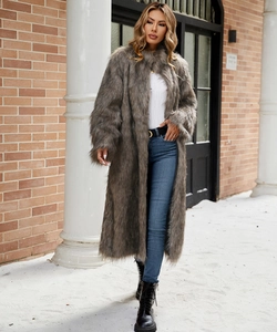 Détail de la texture d'un long manteau en fausse fourrure gris foncé au style urbain d'hiver