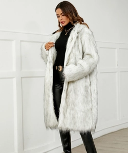 Détail de la texture d'un manteau blanc en fausse fourrure avec pointes noires