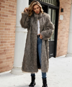 Vue de rue extérieure d'un manteau long en fausse fourrure à texture pelucheuse gris foncé