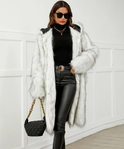 Texture détaillée du manteau en fausse fourrure blanche avec pointes noires et doublure