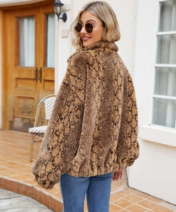 Detailaufnahme der Oversized-Kunstpelzjacke mit braunem Schlangenmuster und Reverskragen