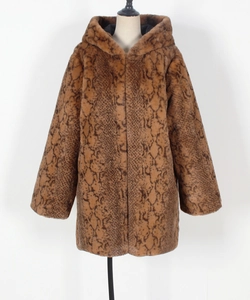 Détail du manteau à capuche mi-long en fausse fourrure avec imprimé serpent marron chic