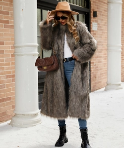 Détail d'un manteau long en fausse fourrure pour femme en taupe foncé, idéal pour l'hiver
