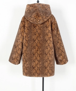 Détail de la texture en fausse fourrure épaisse et de la grande capuche d'un manteau serpent