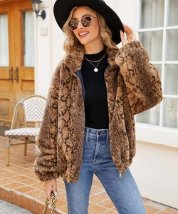 Straßenstil-Aufnahme einer braunen Webpelzjacke mit Schlangenmuster und Reißverschluss
