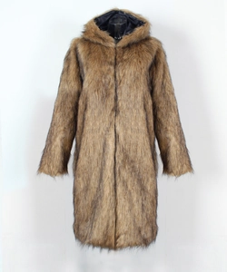 Détail d'un manteau à capuche en fausse fourrure marron avec texture épaisse et doublure noire