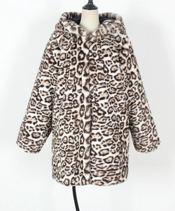 Détail de la texture d'un manteau en fausse fourrure léopard avec capuche et doublure