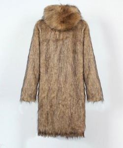Vue de dos d'un long manteau à capuche en fausse fourrure marron au style épais