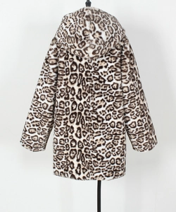 Vue arrière du manteau en fausse fourrure léopard avec capuche sur mannequin
