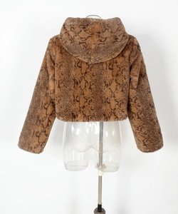 Vue arrière de la veste à capuche en fausse fourrure marron avec motif serpent et texture peluche