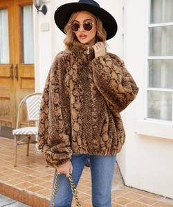Details zur Kunstpelzjacke mit braunem Schlangendruck und hohem Reißverschluss