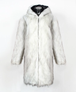Détail de la texture en fausse fourrure grise et de la doublure en soie noire du manteau d'hiver