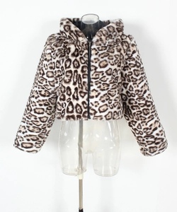 Détail de la veste en fausse fourrure léopard avec capuche et fermeture éclair