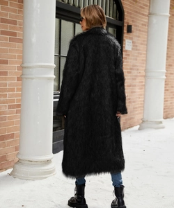 Vue arrière du long manteau noir en fausse fourrure pour femme avec une texture épaisse