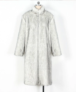 Détail d'un manteau long en fausse fourrure gris argenté avec col montant élégant