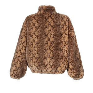Rückansicht der kurzen Kunstpelzjacke mit Stehkragen und Schlangenmuster-Print