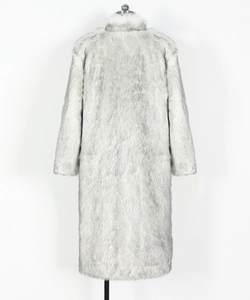 Vue arrière d'un manteau long en fausse fourrure pour femme en blanc et gris réaliste