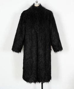 Vue détaillée du col montant et de la texture en fausse fourrure du manteau noir