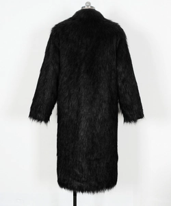 Vue arrière d'un long manteau en fausse fourrure noire pour femme à col montant