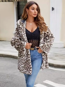 Manteau chic en fausse fourrure léopard pour femme avec design mi-long et texture chaude