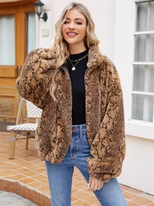 Damenjacke aus Kunstpelz mit braunem Schlangenmuster und Reißverschluss im Streetstyle