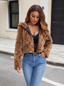 Veste courte à capuche en fausse fourrure léopard pour femme aux tons marron
