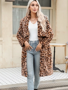 Manteau long chic en fausse fourrure léopard avec large col et texture peluche chaude