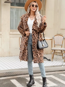 Style de rue montrant un long manteau en fausse fourrure à imprimé léopard avec grand revers