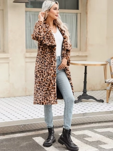 Détail d'un long manteau en fausse fourrure à imprimé léopard avec grand col à revers
