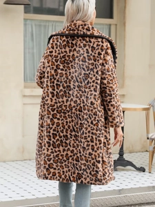 Manteau long en fausse fourrure léopard avec grand revers et texture chaude vue de dos