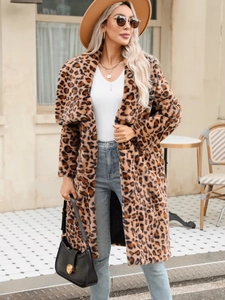 Long manteau léopard en fausse fourrure avec revers oversize pour un look mode urbain