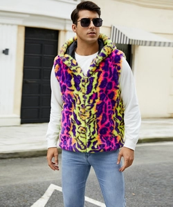 Détail du gilet à capuche en fausse fourrure léopard aux textures néon vives