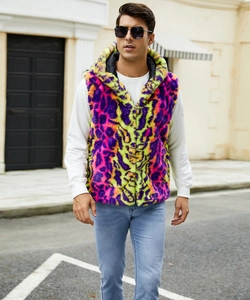 Détail de gilet léopard en fausse fourrure colorée avec texture et doublure de capuche